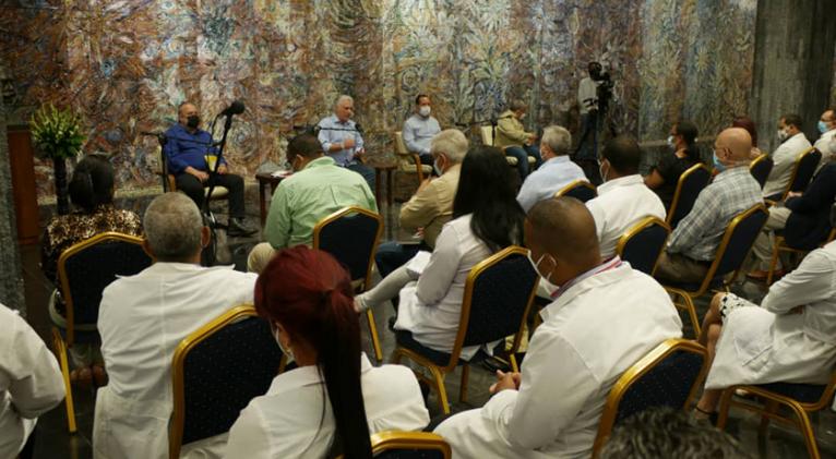 Presidente y Primer Ministro reciben a profesionales de la salud que combatieron la COVID-19 en Cuba