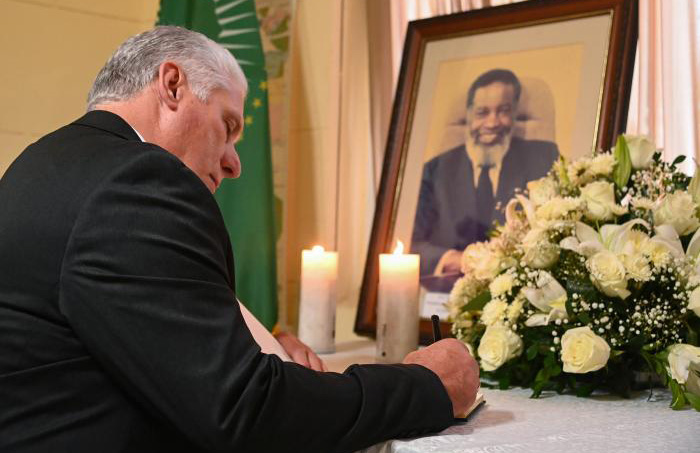 Firma Díaz-Canel Libro de Condolencias en embajada de Namibia 