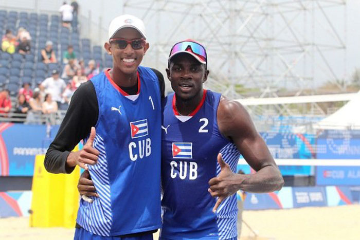Voleibolistas de playa cubanos Jorge Luis Alayo y Noslen Díaz