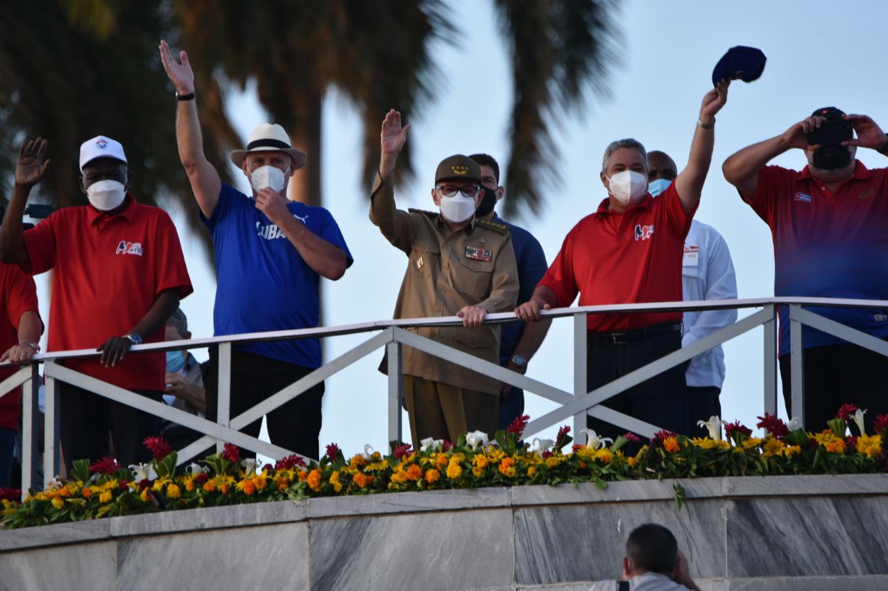 Máximos representantes del Gobierno presiden el desfile de los trabajadores cubanos.