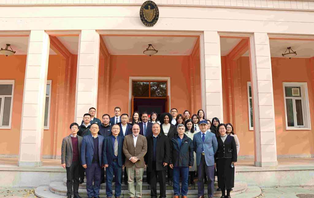 China y Cuba abordan uso de Nimotuzumab en cáncer de cuello uterino