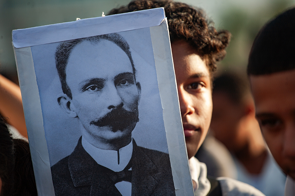 Desde temprano la Plaza de la Revolución recibió a niños y jóvenes cubanos para celebrar el natalicio de José Martí. Foto: Enrique González (Enro)/ Cubadebate. Desde temprano la Plaza de la Revolución recibió a niños y jóvenes cubanos para celebrar el natalicio de José Martí. Foto: Enrique González (Enro)/ Cubadebate.