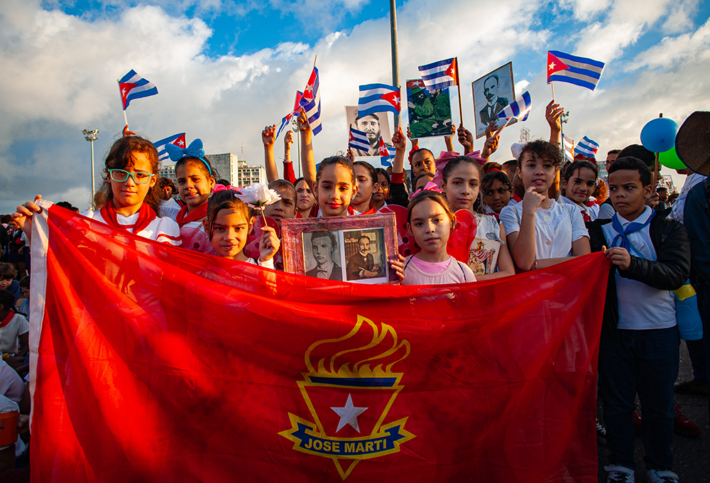 Desde temprano la Plaza de la Revolución recibió a niños y jóvenes cubanos para celebrar el natalicio de José Martí. Foto: Enrique González (Enro)/ Cubadebate. Desde temprano la Plaza de la Revolución recibió a niños y jóvenes cubanos para celebrar el natalicio de José Martí. Foto: Enrique González (Enro)/ Cubadebate.