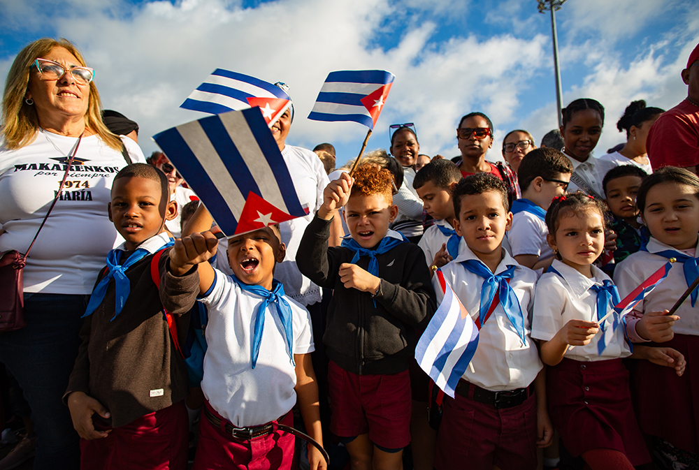 Desde temprano la Plaza de la Revolución recibió a niños y jóvenes cubanos para celebrar el natalicio de José Martí. Foto: Enrique González (Enro)/ Cubadebate. Desde temprano la Plaza de la Revolución recibió a niños y jóvenes cubanos para celebrar el natalicio de José Martí. Foto: Enrique González (Enro)/ Cubadebate.
