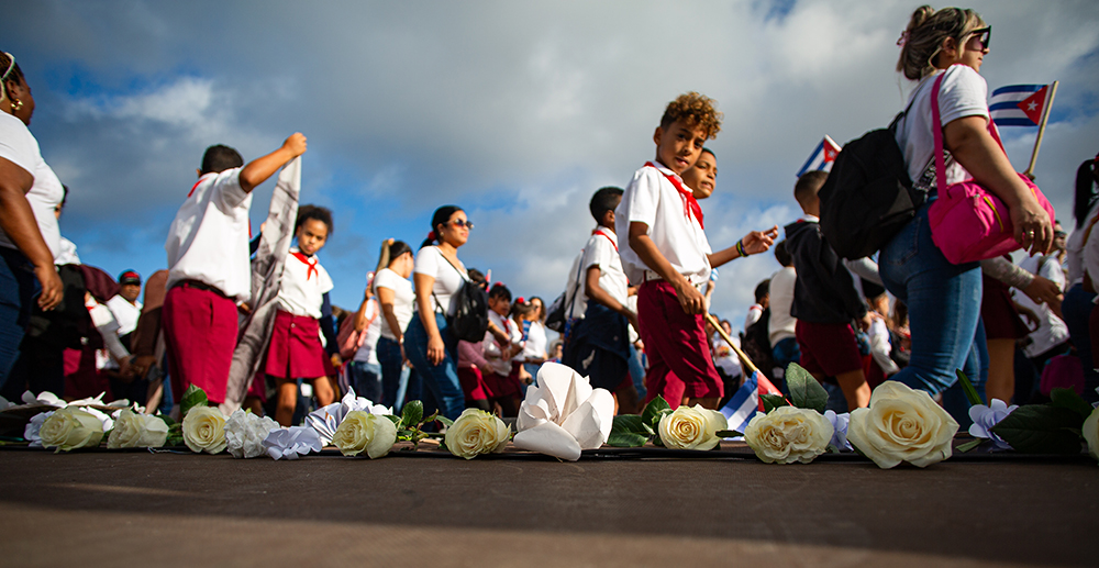 Desde temprano la Plaza de la Revolución recibió a niños y jóvenes cubanos para celebrar el natalicio de José Martí. Foto: Enrique González (Enro)/ Cubadebate. Desde temprano la Plaza de la Revolución recibió a niños y jóvenes cubanos para celebrar el natalicio de José Martí. Foto: Enrique González (Enro)/ Cubadebate.