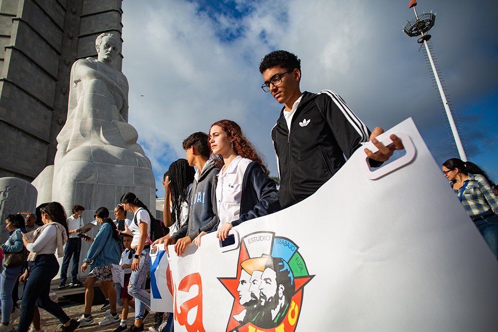 Desde temprano la Plaza de la Revolución recibió a niños y jóvenes cubanos para celebrar el natalicio de José Martí. Foto: Enrique González (Enro)/ Cubadebate. Desde temprano la Plaza de la Revolución recibió a niños y jóvenes cubanos para celebrar el natalicio de José Martí. Foto: Enrique González (Enro)/ Cubadebate.