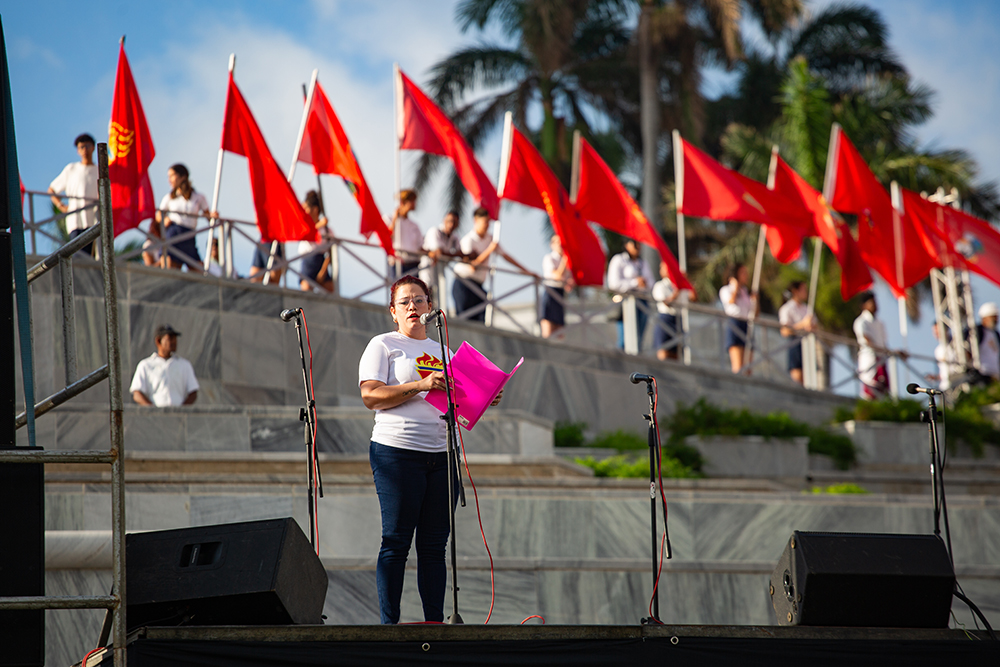 Desde temprano la Plaza de la Revolución recibió a niños y jóvenes cubanos para celebrar el natalicio de José Martí. Foto: Enrique González (Enro)/ Cubadebate. Desde temprano la Plaza de la Revolución recibió a niños y jóvenes cubanos para celebrar el natalicio de José Martí. Foto: Enrique González (Enro)/ Cubadebate.