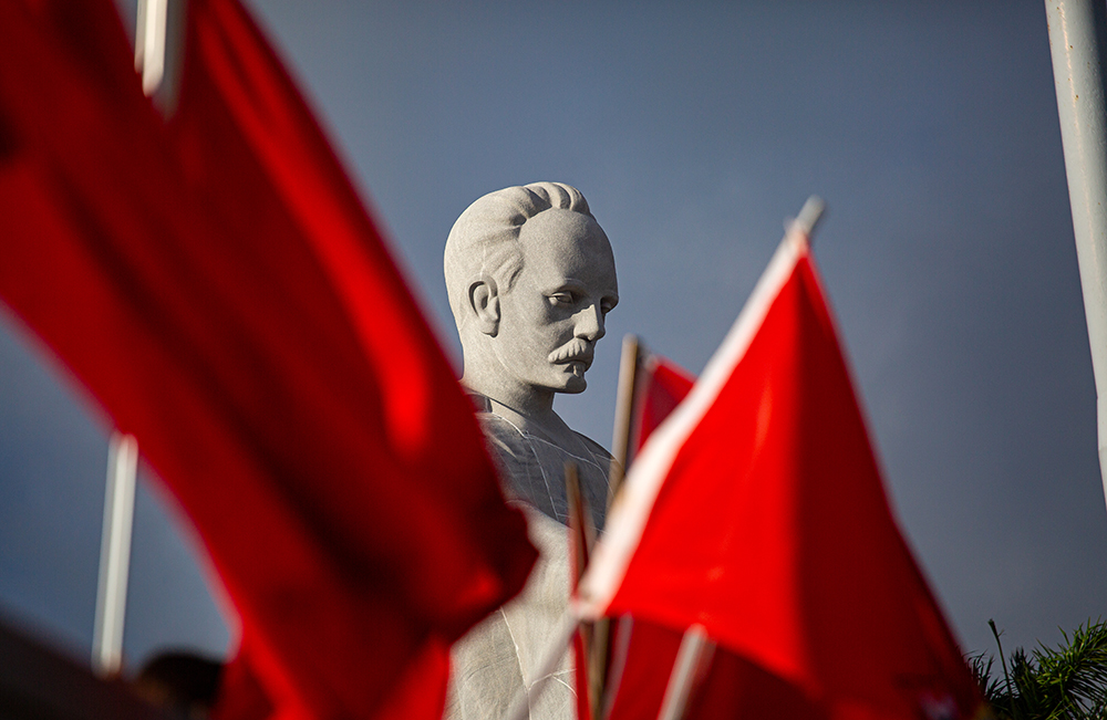 Desde temprano la Plaza de la Revolución recibió a niños y jóvenes cubanos para celebrar el natalicio de José Martí. Foto: Enrique González (Enro)/ Cubadebate. Desde temprano la Plaza de la Revolución recibió a niños y jóvenes cubanos para celebrar el natalicio de José Martí. Foto: Enrique González (Enro)/ Cubadebate.