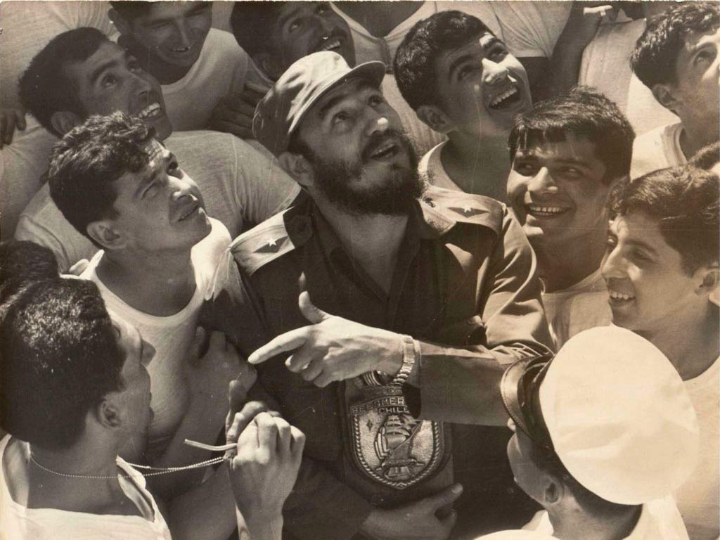 Revelan fotos inéditas de Fidel Castro en buque escuela chileno