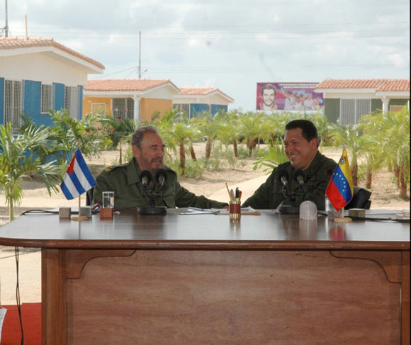 Participa en la edición 231 del programa "Aló, Presidente", que se desarrolla en Cuba, en el municipio Sandino en Pinar del Río junto al Presidente de Venezuela Hugo Chávez Frías, 21 de agosto del 2005. Foto: Sistema Bolivariano de Comunicación e Información/ Fidel Soldado de las Ideas.