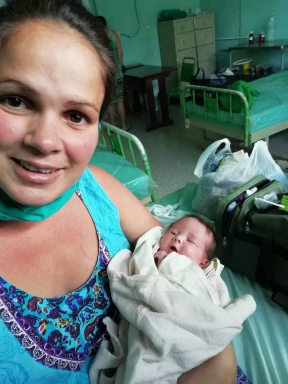 Maidi y se pequeña Helen, en el primer encuentro madre-hija. Foto: Minoska Cadalso