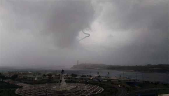 posible tromba marina detectada esta mañana al norte de La Habana, con la llegada del primer frente frío de la temporada invernal.