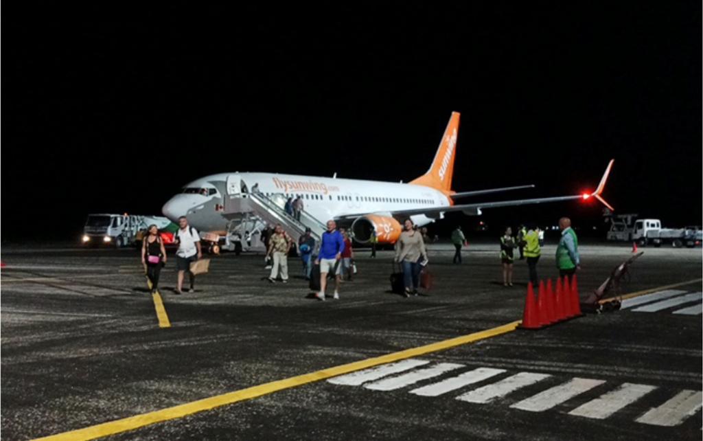 Arribaron dos vuelos de Canadá a Cayo Largo, Cuba. Fotos: José Tito Meriño 