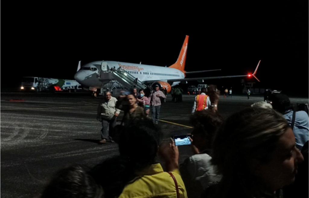 Arribaron dos vuelos de Canadá a Cayo Largo, Cuba. Fotos: José Tito Meriño 