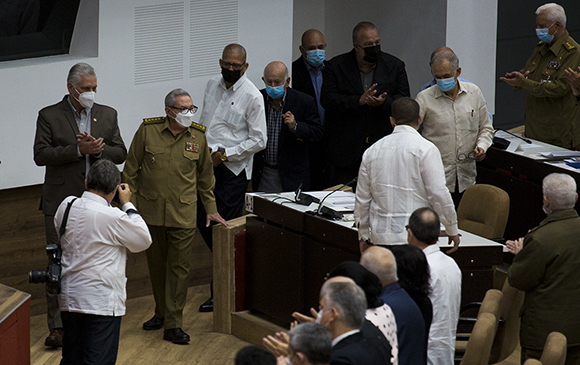 Raúl y Díaz-Canel entran al plenario. Foto: Irene Pérez/ Cubadebate.