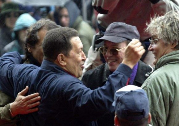 Chávez junto a Silvio Rodríguez, Amaury Pérez y otros participantes en la Cumbre de los Pueblos de Mar del Plata. Foto: Ismael Francisco/ Cubadebate.