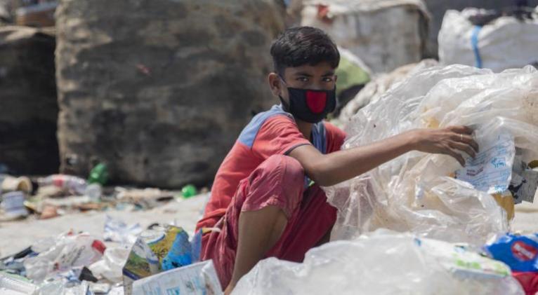 Niño recogiendo basura