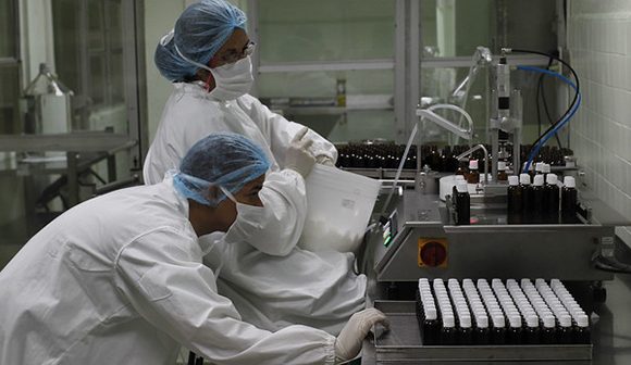 Proceso productivo en el Centro de Ingeniería Genética y Biotecnología (CIGB)