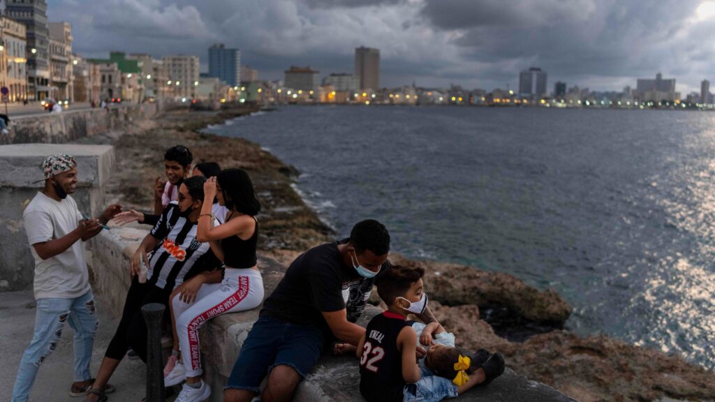 La reapertura escalonada de actividades y servicios en Cuba en medio de la crisis provocada por la pandemia y las amenazas contra su soberanía representan hoy un reto para el pequeño país insular. 
