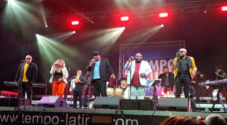 Europa baila al ritmo de orquesta cubana Los Van Van