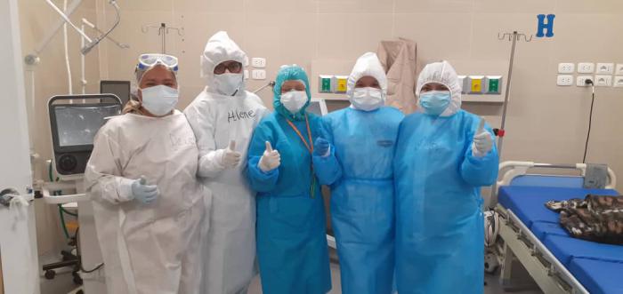 Enrermeras trabajando en el enfrentamiento a la COVID-19 en un hospital de Perú. Foto: Tomada de Cubahora 