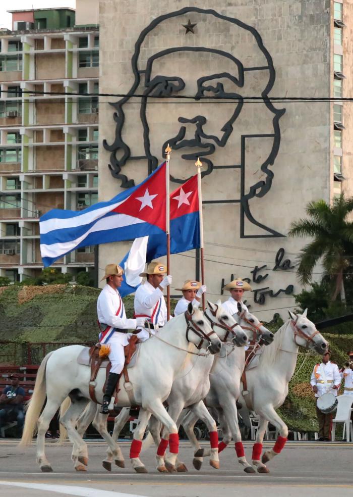 Cubanos con banderas