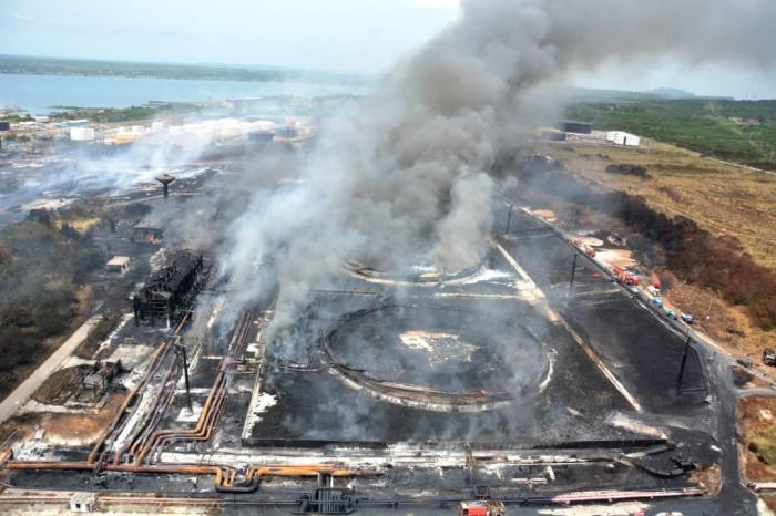  El incendio de grandes proporciones en la Base de Supertanqueros, de Matanzas, se desató al impactar una descarga eléctrica en el techo del tanque 52, alrededor de las 5:35 p.m. Foto: Ricardo López Hevia 