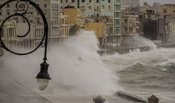 Olas en el malecón habanero provocadas por el huracán Irma en 2017.