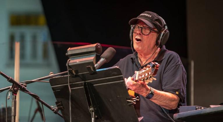 Cuba y Silvio Rodriguez desbordan escalinata universitaria