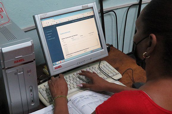 Informatización de la Oficina del Registro de Consumidores de Centro Habana. Foto: Reno Masola/Cubadebate