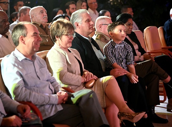 El presidente de Cuba, Miguel Díaz-Canel, durante la presentación del libro La Colmenita ¡Mi vida!, de Carlos Alberto “Tin” Cremata. Foto: Presidencia Cuba.