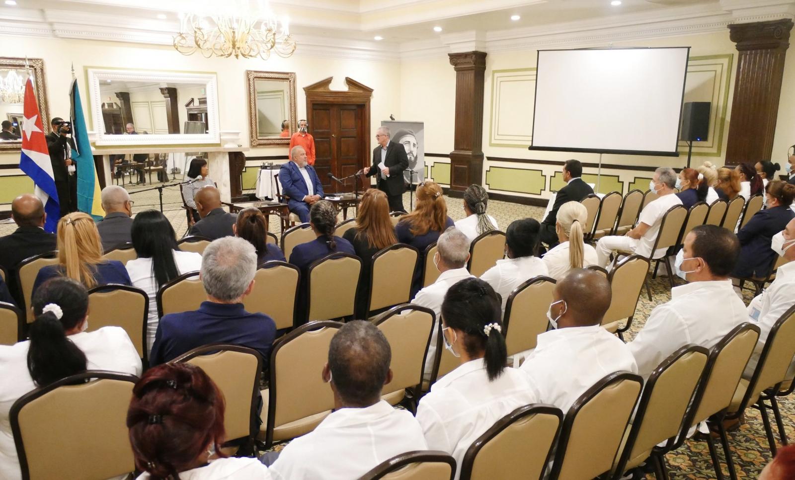 El miembro del Buró Político y primer ministro, Manuel Marrero Cruz, arribó en la tarde de este lunes a la Mancomunidad de Las Bahamas para participar en la Primera Reunión Regional de Jefes de Gobierno del Caribe, cita preparatoria de la venidera Conferencia de Naciones Unidas sobre Cambio Climático