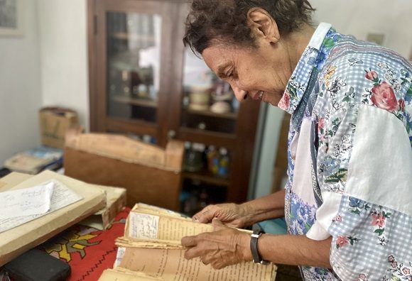A sus 92 años Rojas revisa el manuscrito de El juicio del Moncada. Foto: Cubadebate.