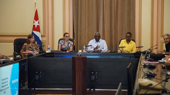 Esteban Lazo presidió el encuentro de trabajo con los presidentes de asambleas municipales del Poder Popular. Foto: @AsambleaCuba/ Twitter.