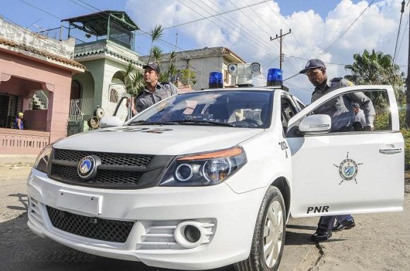 Detienen a recluso cubano que había herido y retenido a una joven agente policial