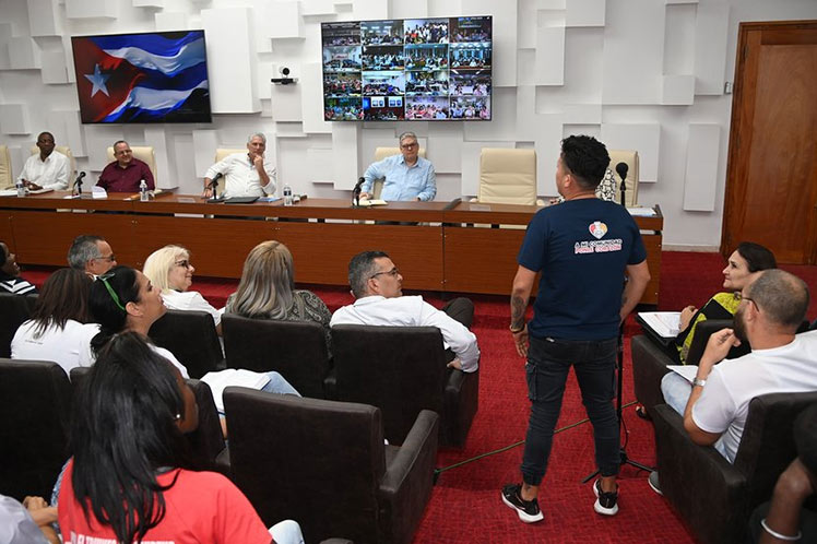 Valora presidente de Cuba labor de trabajadores sociales