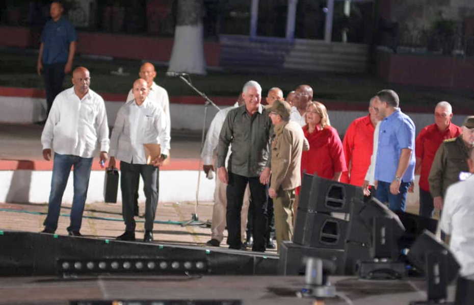 Llegada de Raúl Castro junto a Díaz-Canel a la plaza. (Fotos: Vicente Brito/Escambray).