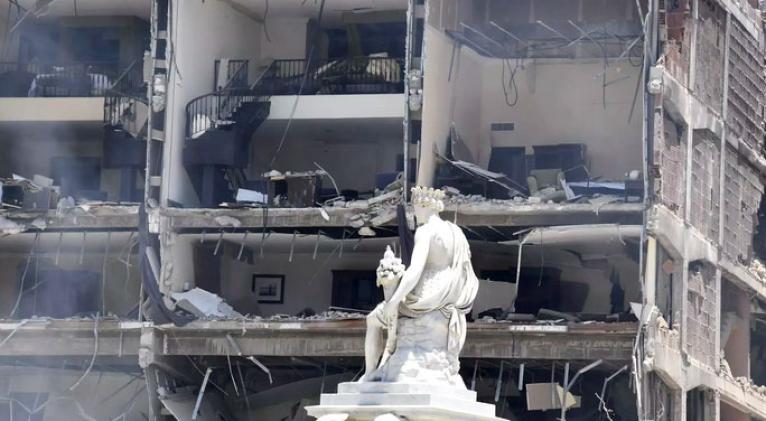 Daños provocados por una explosión en el Hotel Saratoga de La Habana. Foto: JOAQUIN HERNANDEZ / XINHUA NEWS.