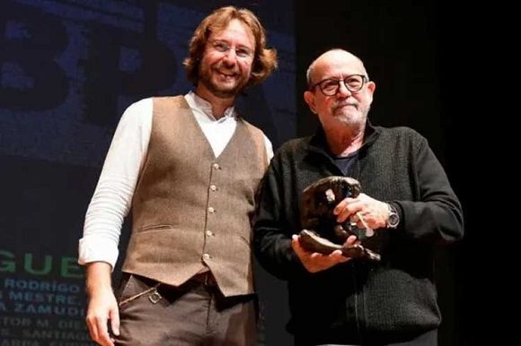 El cantautor cubano Silvio Rodríguez recibió el Premio Leteo en España. Foto: Prensa Latina.