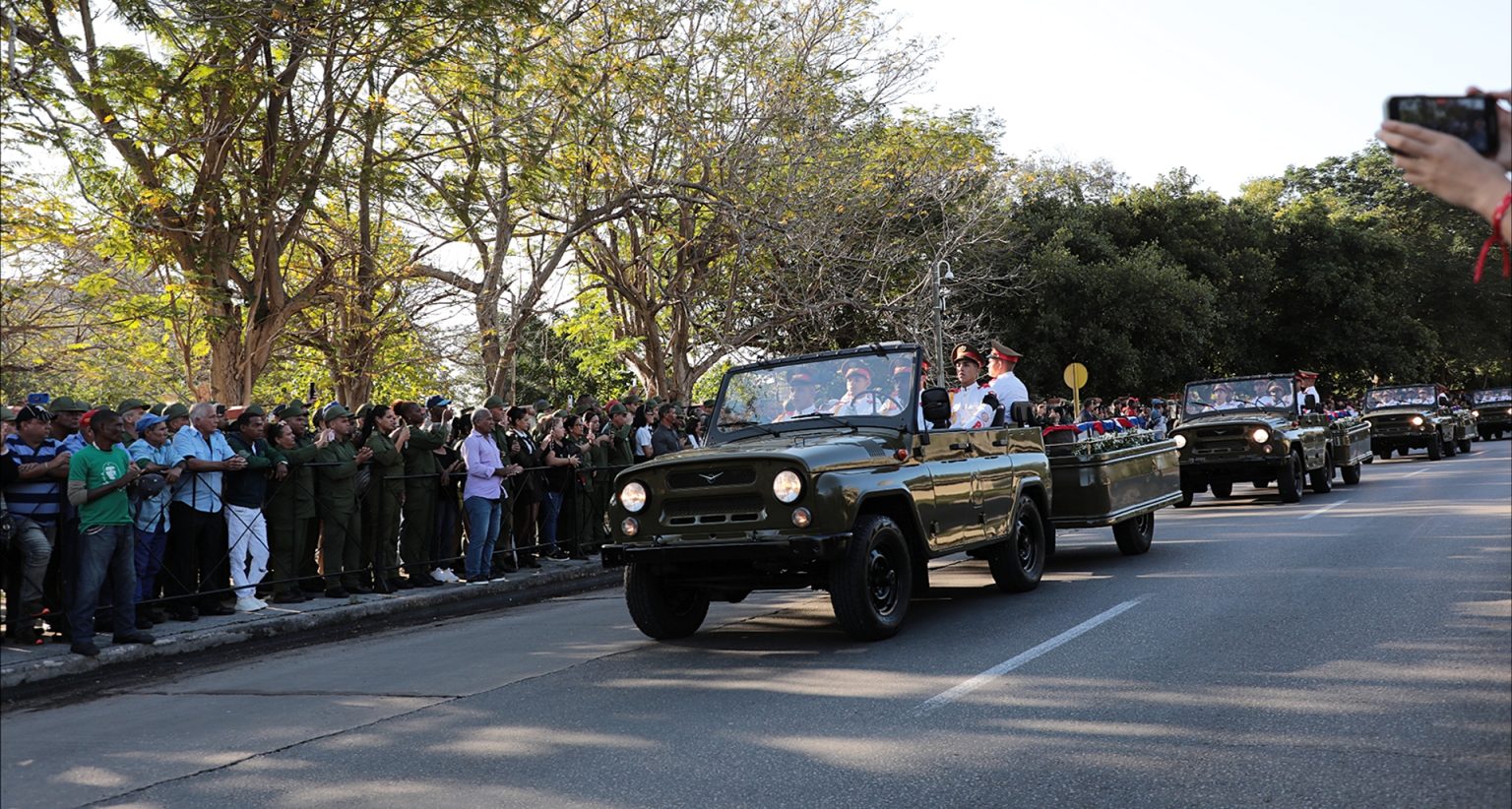 La caravana que traslada las urnas con los restos de los 32 combatientes cubanos caídos en defensa de la Patria bolivariana, en la madrugada del pasado 3 de enero, llegó a la sede del Minfar. Foto: Abel Padrón Padilla/ Cubadebate. La caravana que traslada las urnas con los restos de los 32 combatientes cubanos caídos en defensa de la Patria bolivariana, en la madrugada del pasado 3 de enero, llegó a la sede del Minfar. Foto: Abel Padrón Padilla/ Cubadebate.
