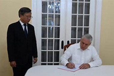 Firma Díaz-Canel libro de condolencias en embajada de Vietnam