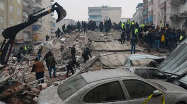 Según las cifras reportadas hasta media mañana, más de 2 000 personas han muerto en Turquía y Siria y miles más han resultado heridas durante el fuerte terremoto. Foto: Tomada de The Guardian.