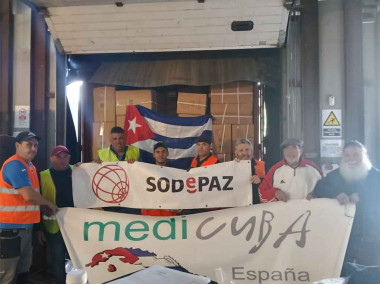 Contenedor con ayuda sanitaria para Santiago