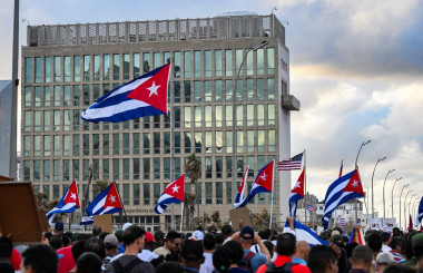 Los cubanos marchan frente a la embajada de Estados Unidos, el 20 de diciembre de 2024, durante una manifestación contra el bloqueo y la permanencia de Cuba en la lista de países que patrocinan el terrorismo. Foto: Yamil Lage/ AFP/ Getty Images.