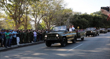La caravana que traslada las urnas con los restos de los 32 combatientes cubanos caídos en defensa de la Patria bolivariana, en la madrugada del pasado 3 de enero, llegó a la sede del Minfar. Foto: Abel Padrón Padilla/ Cubadebate.